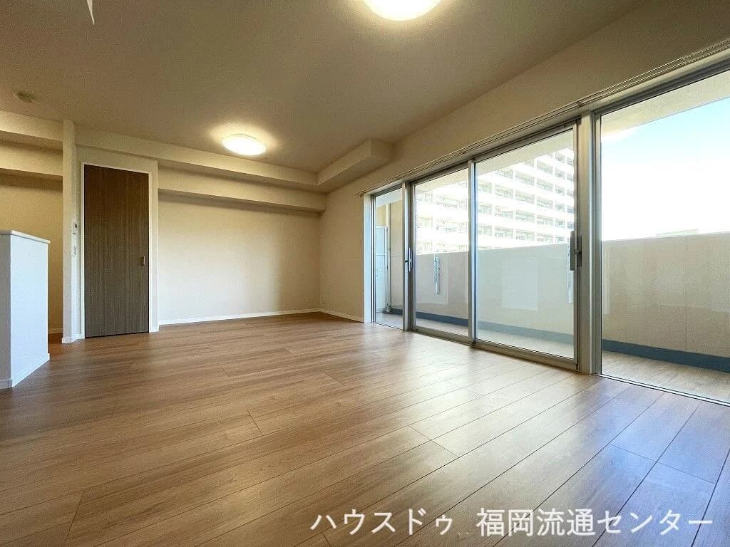Montore Kashiihama Surf Tower Center Court