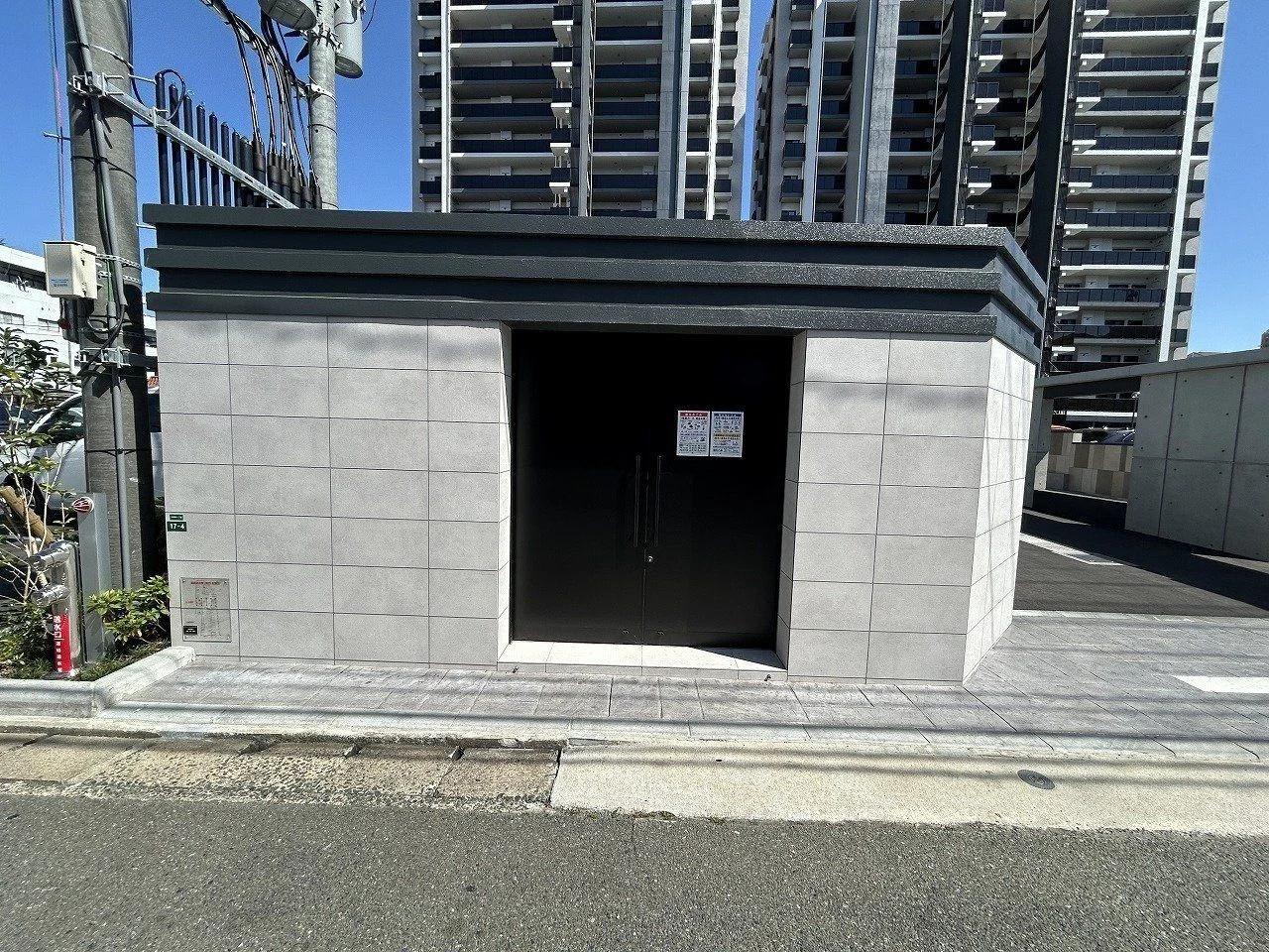 Farnest Hakata Lussier East